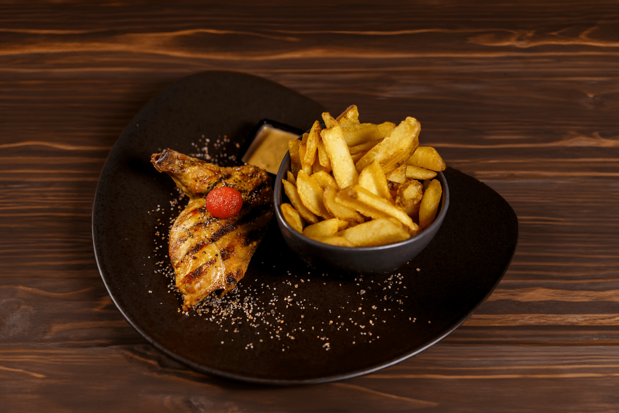 Connoisseurs fries mit cheddar-sauce & röstzwiebeln